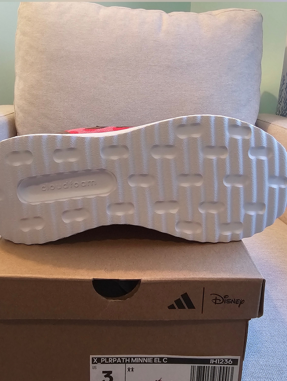 NWT Adidas Girls Minnie Mouse Sneakers- Size 3 - Picture 3 of 3